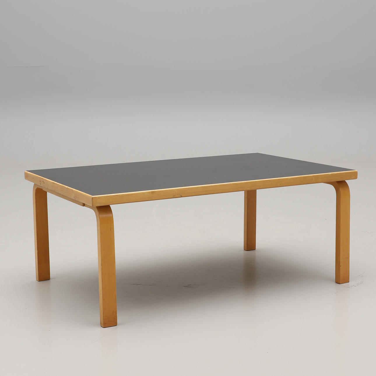 ALVAR AALTO. Soffbord, Artek.