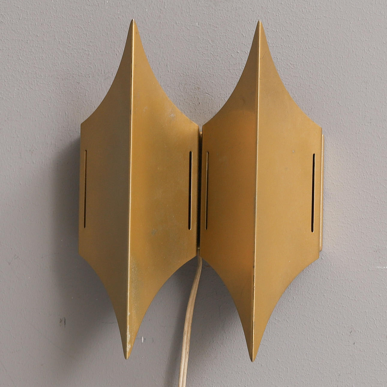 VÆGLAMPE, „Gothic“, messing, Bent Karlby, Lyfa, 1970'er.