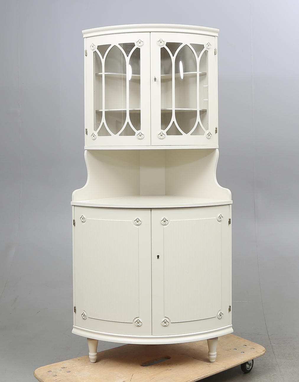 HÖRNSKÅP, gustavianskt stil, 1900-tal.