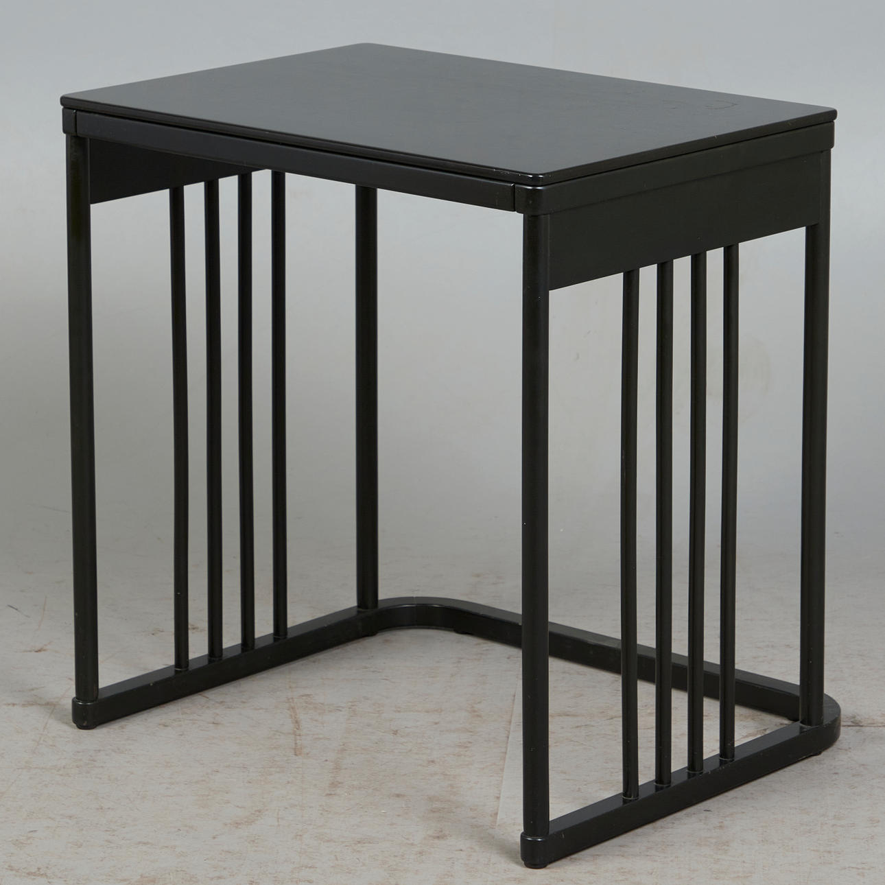 Thonet, Beistelltisch / Anrichte, Holz, lackiert.