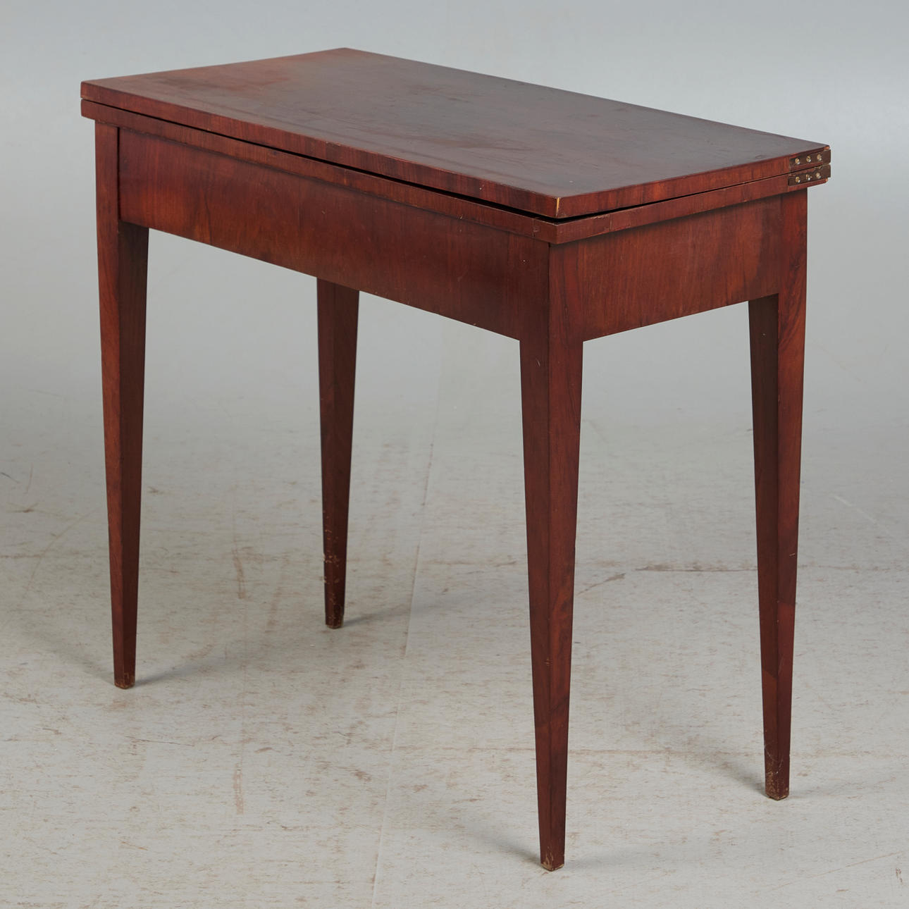 Spillebord/bord, valnød, filt.