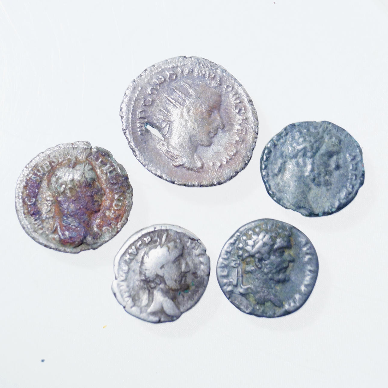RÖMISCHE MÜNZEN, 5 Stück, blau Antoninus Pius.