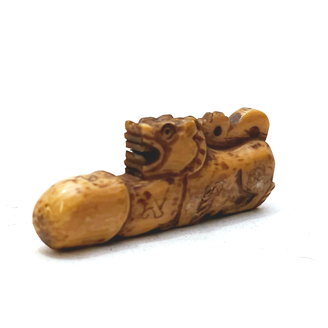 EROTISCHER ANHÄNGER AUS GESCHNITZTEM KNOCHEN.