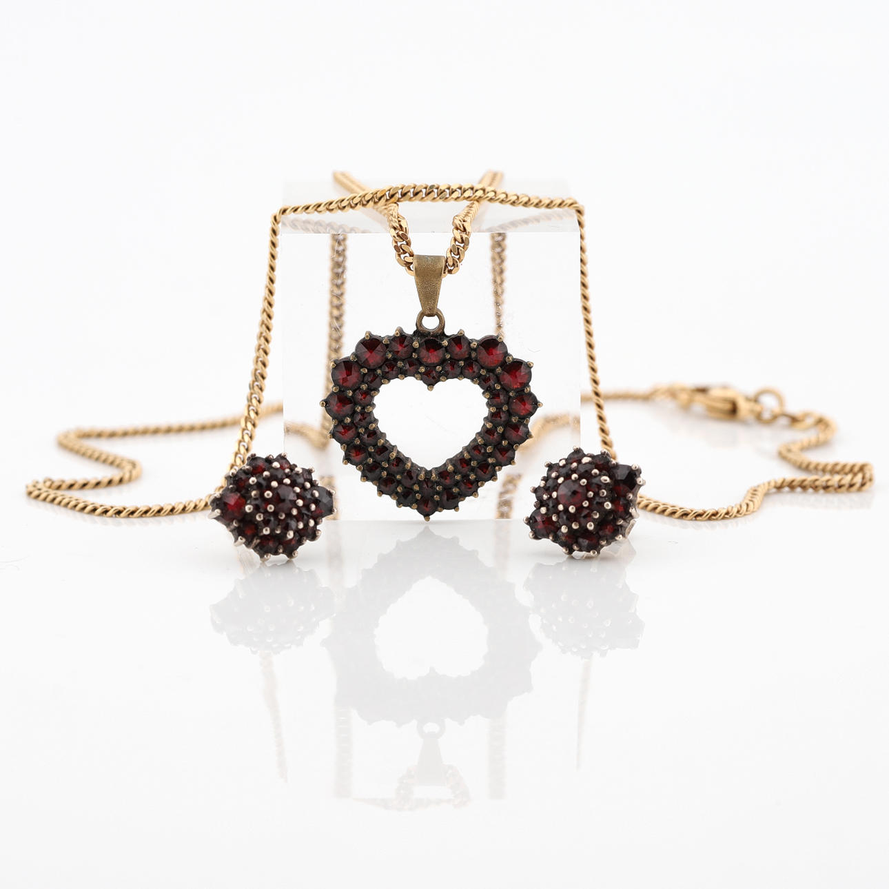 SÆT GARNETER, 18K guldkæde, vedhæng, øreringe.