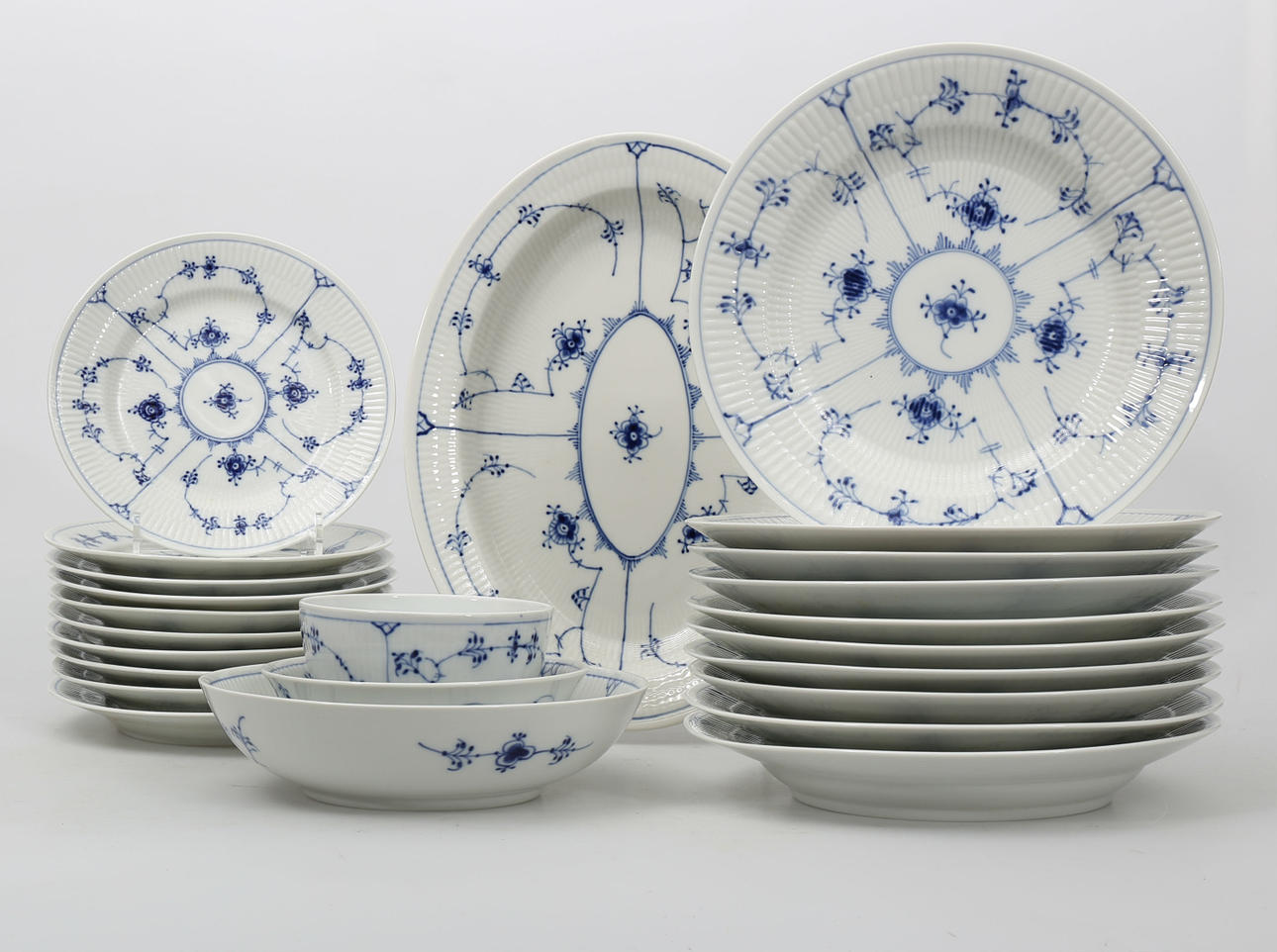 SERVISDELAR, porslin, 24 stycken, "Musselmalet-Riflet", Kunglig Dansk.