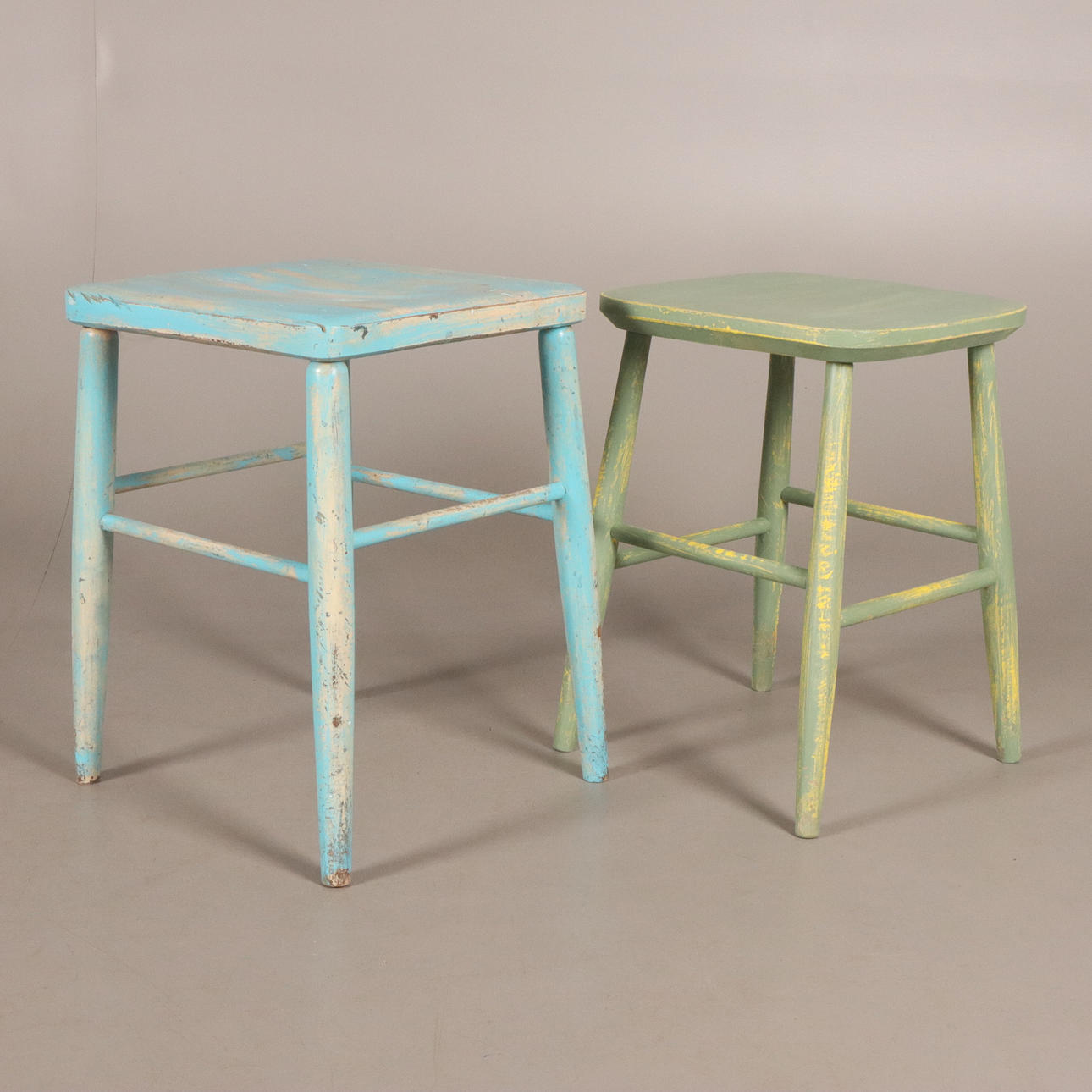 PALLER, 2 stk., malet træ.