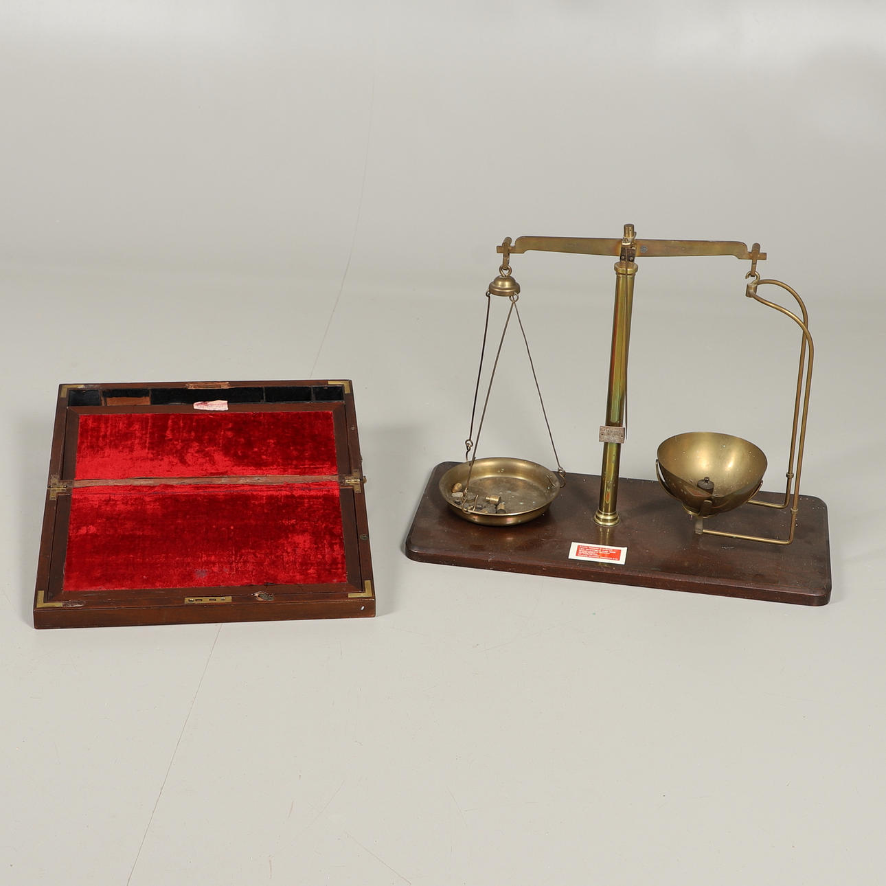 EN UPPSÄTTNING MÄSSINGSVÅGAR.