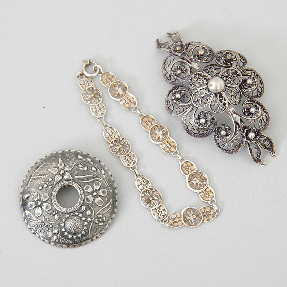 BROSCHER SAMT ARMBAND, bl. a. filigran.