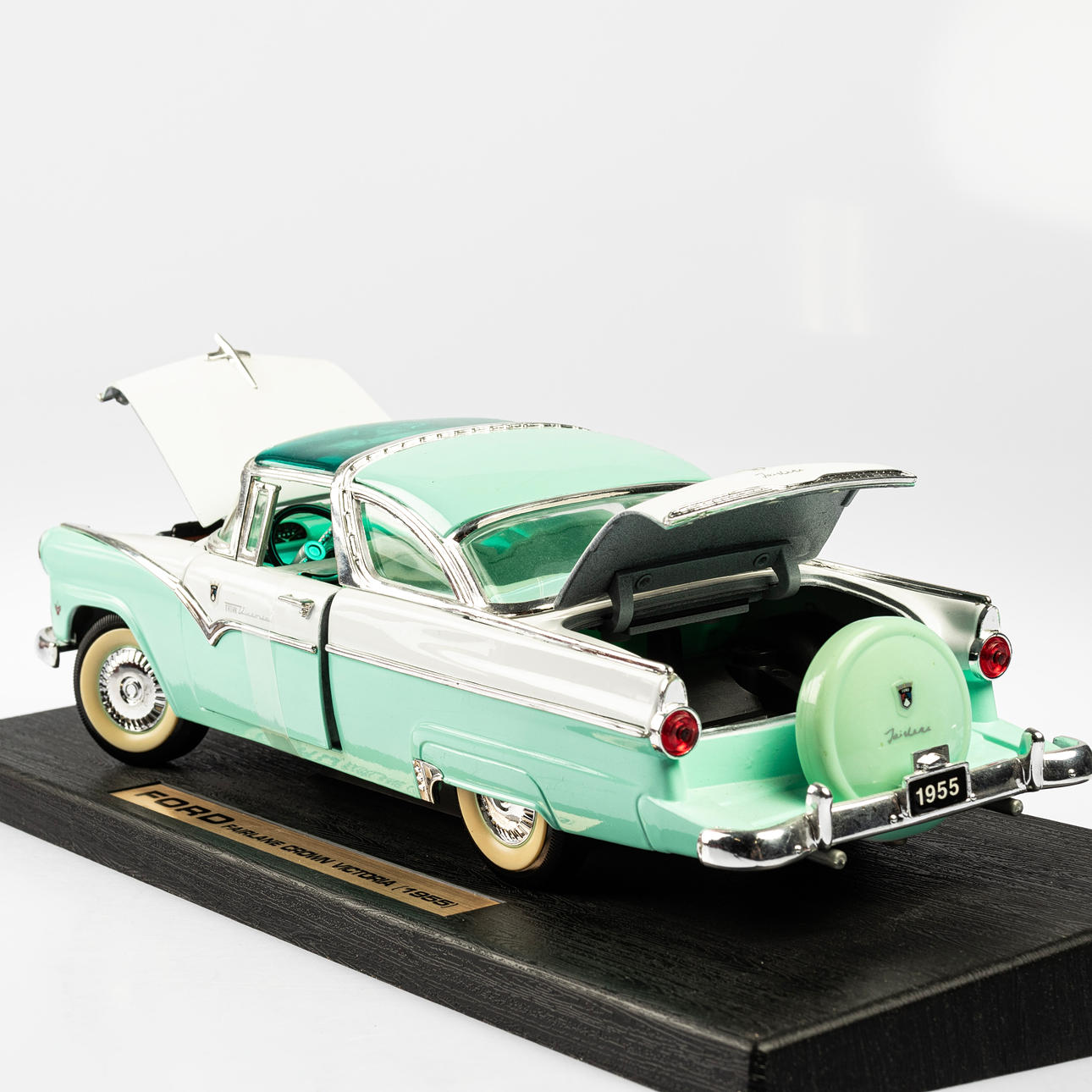 FORD, Fairlane Crown Victoria 1955, 1:18 scale. Toys - Toys