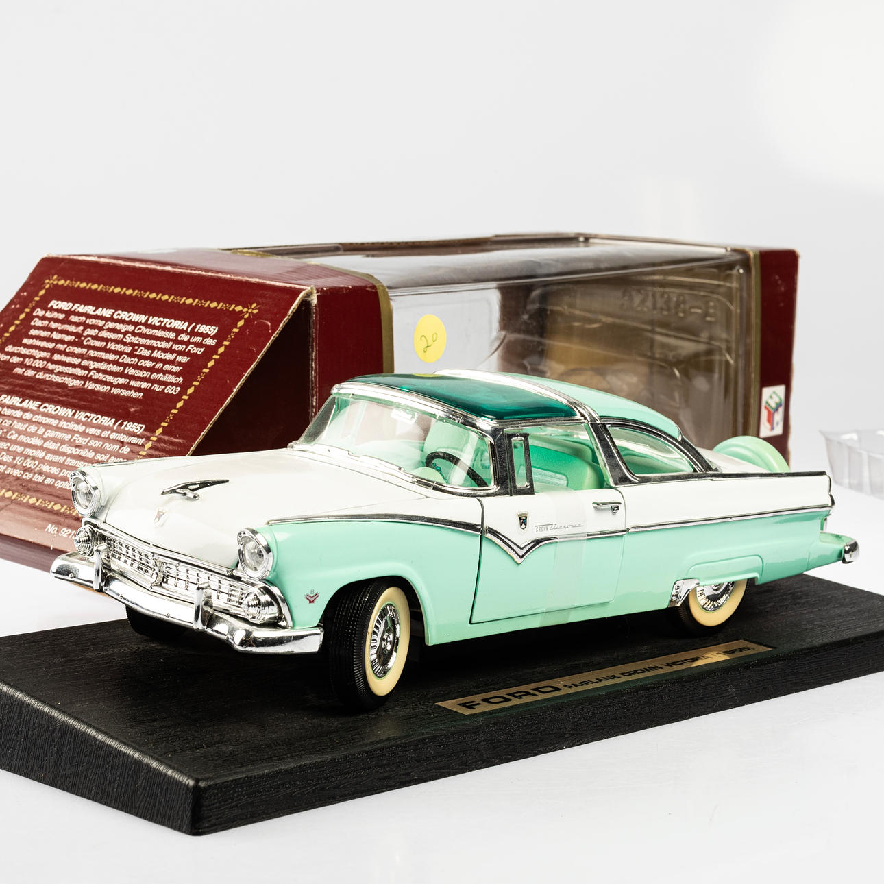 FORD, Fairlane Crown Victoria 1955, 1:18 scale. Toys - Toys