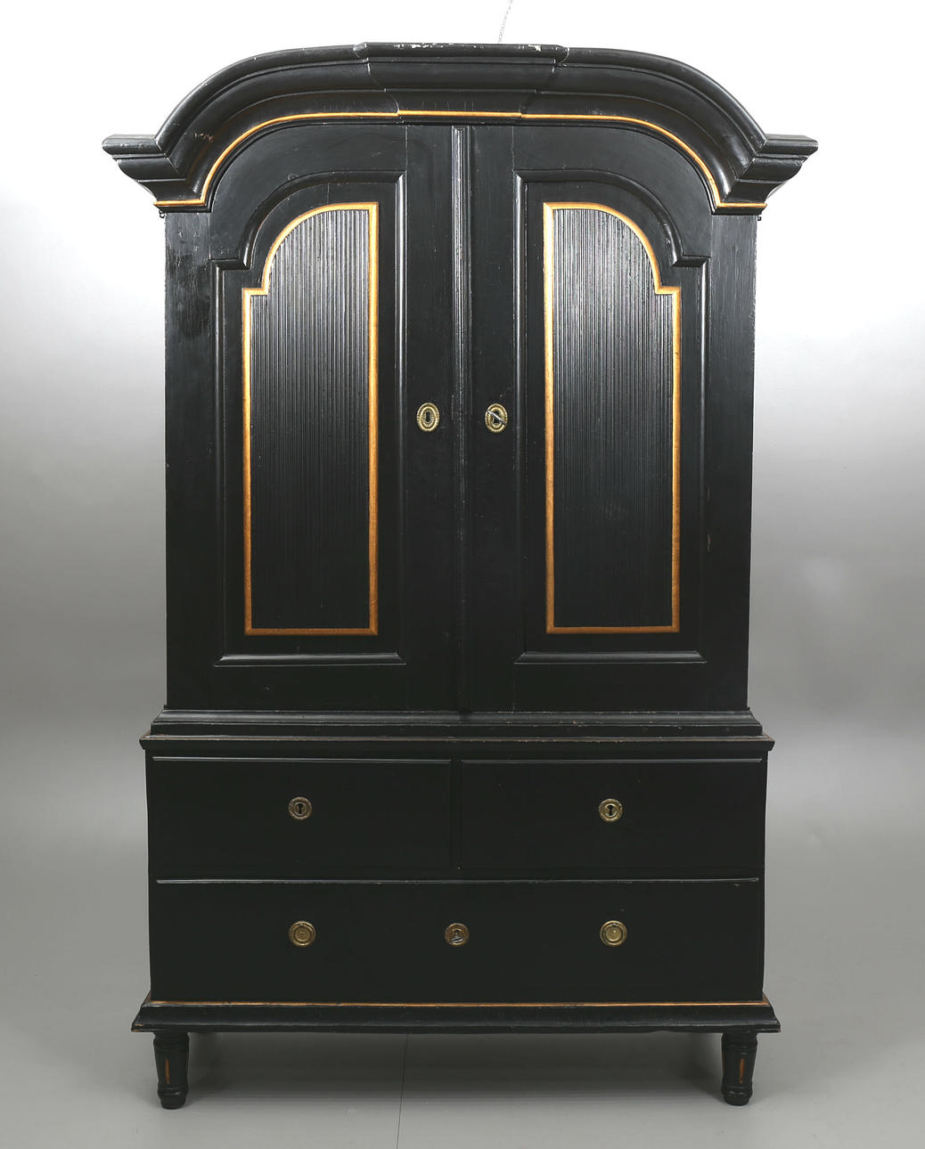 SERVERINGSSKÅP, svartmålat och delvis förgyllt, 1700-tal.