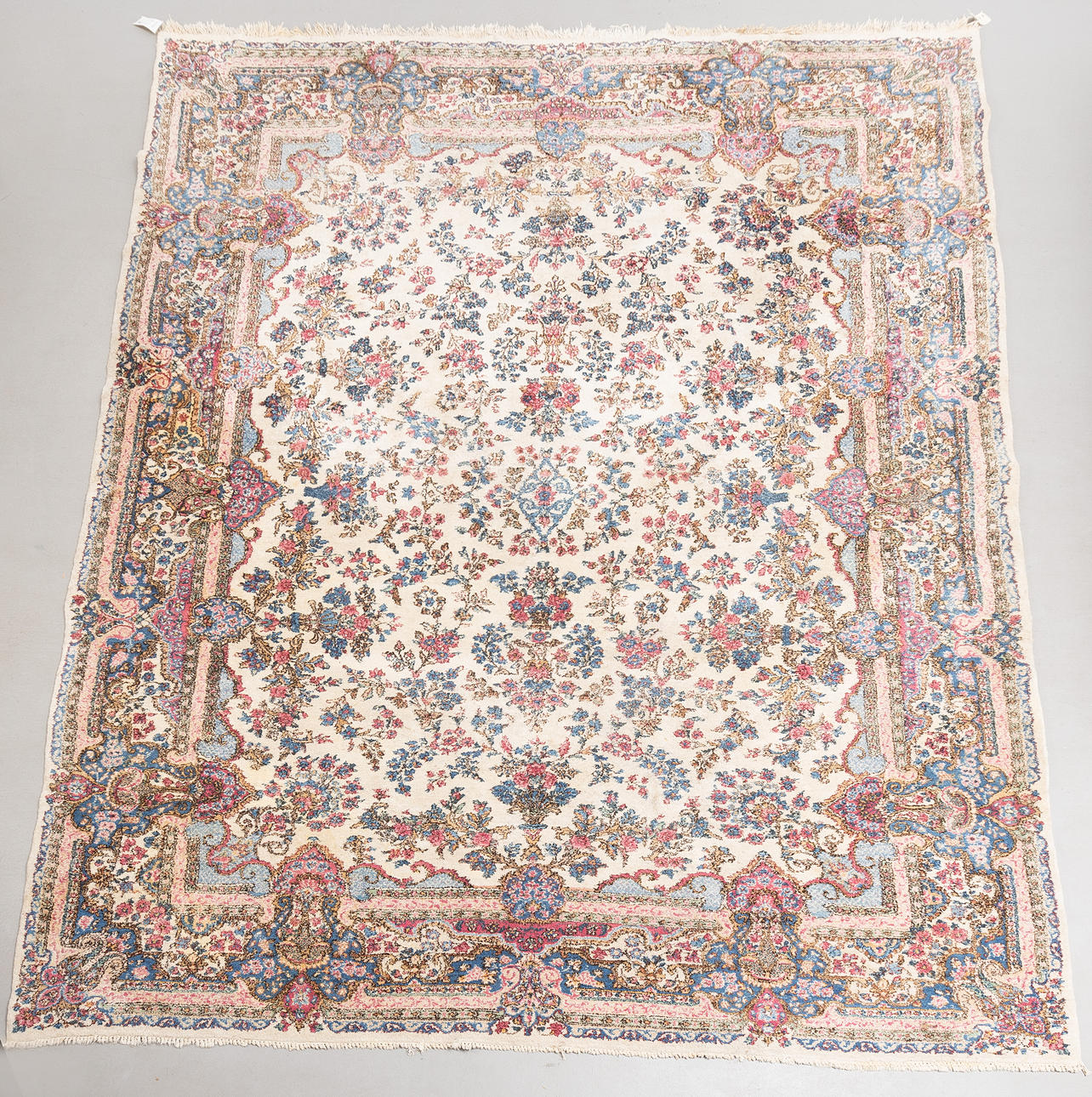 KIRMAN, matta, ca 242 x 325 cm.