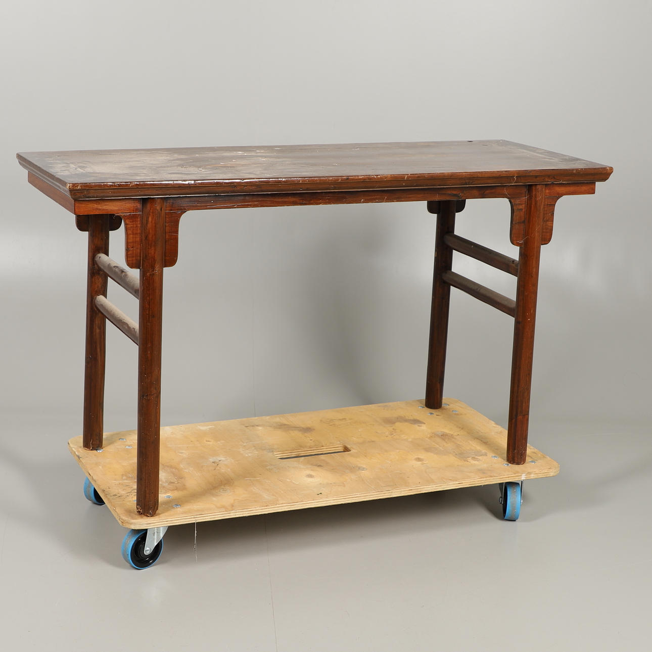 EIN CHINESISCHER ALTARTISCH AUS DEM 20. JAHRHUNDERT.