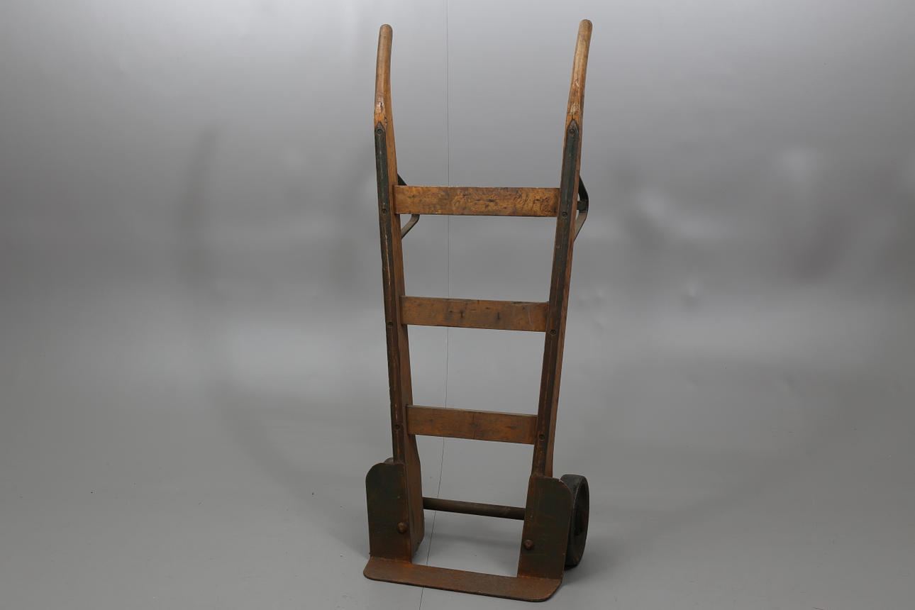 SÄCKAKÄRRA, trä och metall, 1900-talets första hälft.