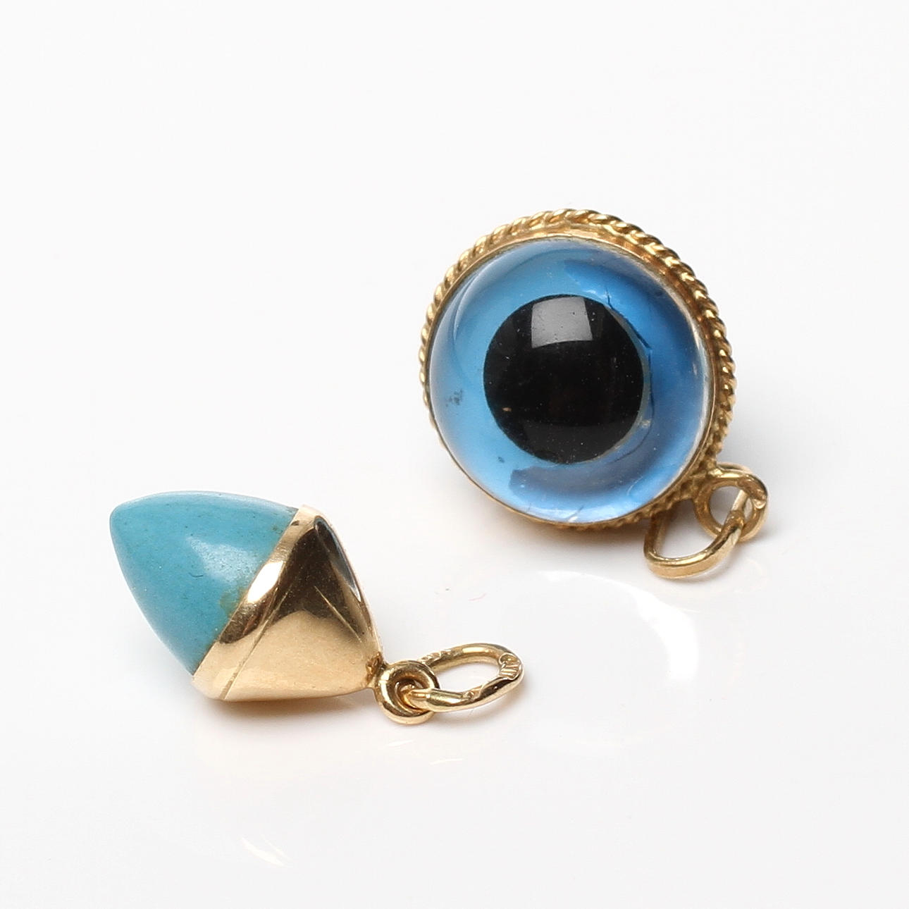 HÄNGEN 2 st, 18k respektive 14k guld, 1900-tal.