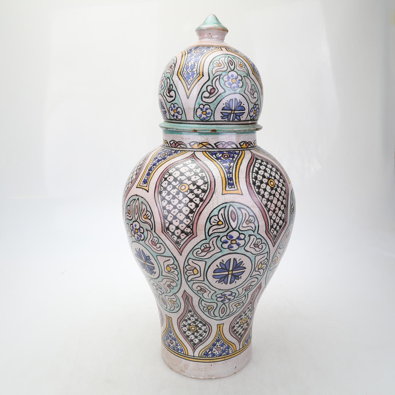 MAROCKANSK URNA med lock, samtida.