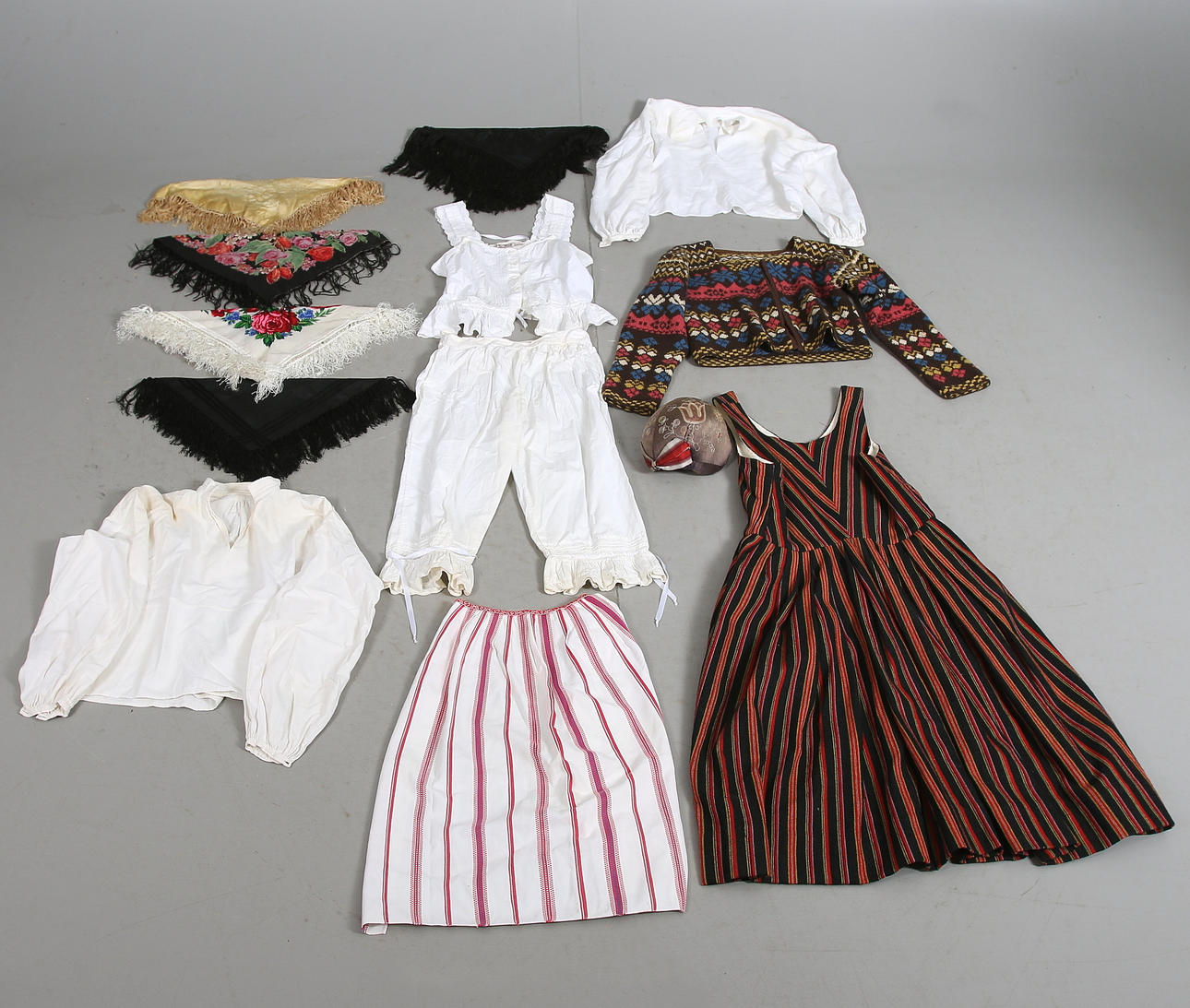 FOLKDRÄKT med TILLBEHÖR, 10 delar. 1900-tal.