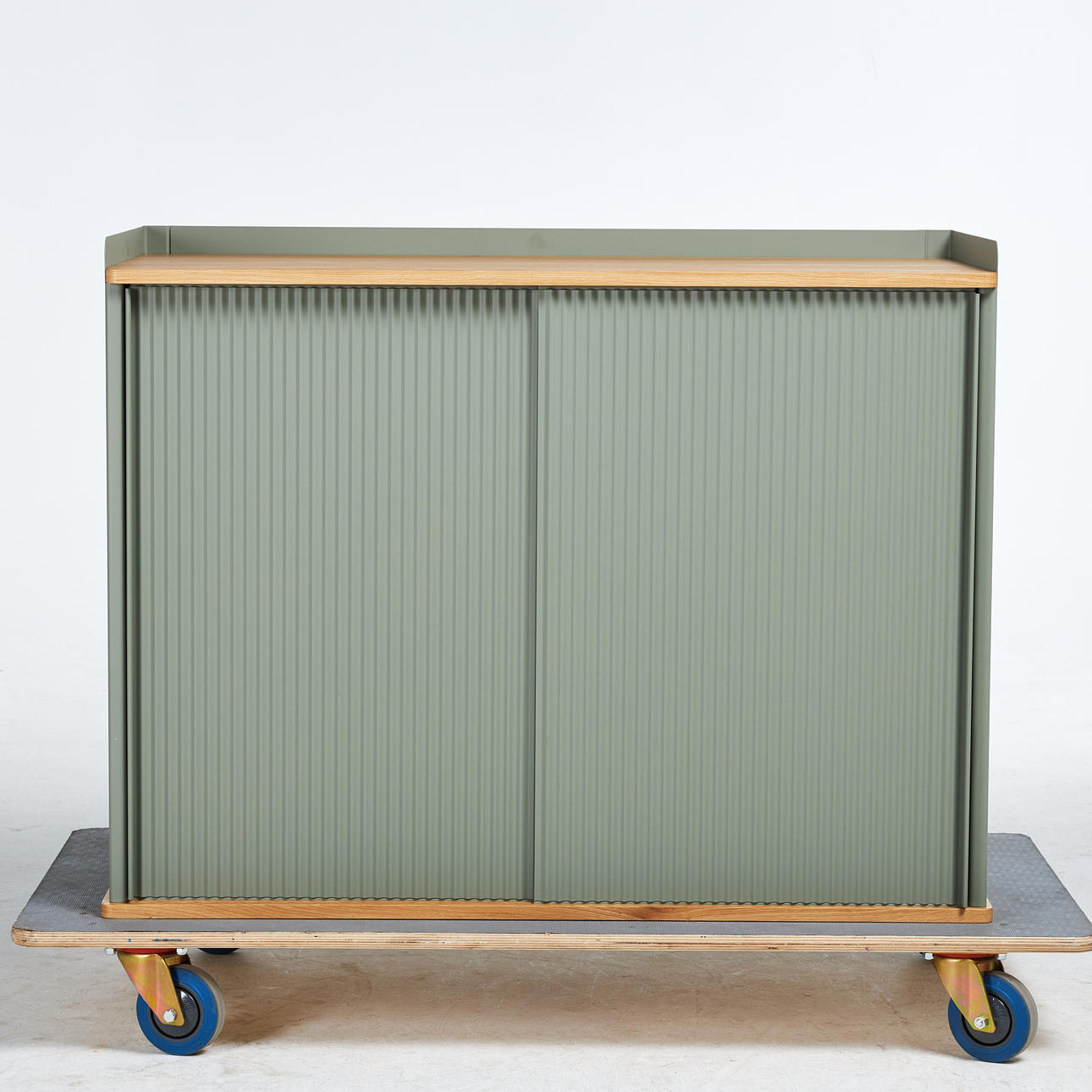 THOMAS BENTZEN, ein Beistelltisch, „Enfold Sideboard Pine“, massive Eiche, pulverbeschichteter Stahl, grün lackiert, Muuto, zeitgenössisch.