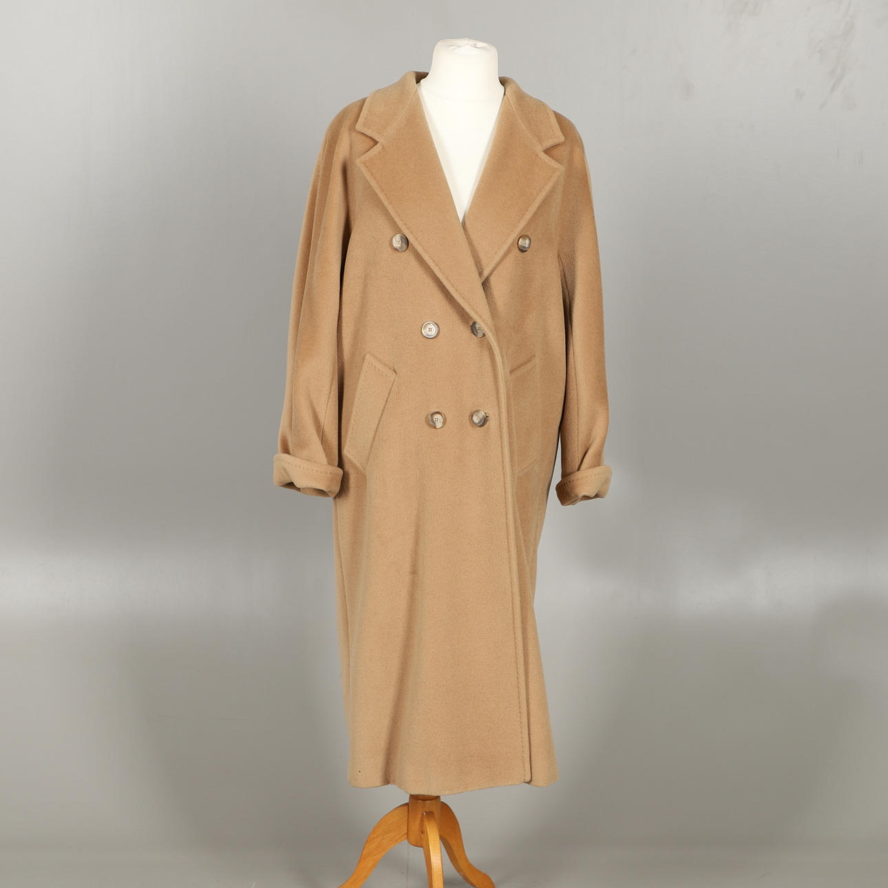 A VINTAGE MAX MARA CAMEL COAT.