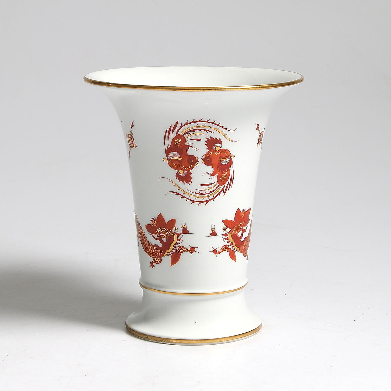 VAS, porslin, "Red Dragon", Meissen, Tyskland. 1900-tal.