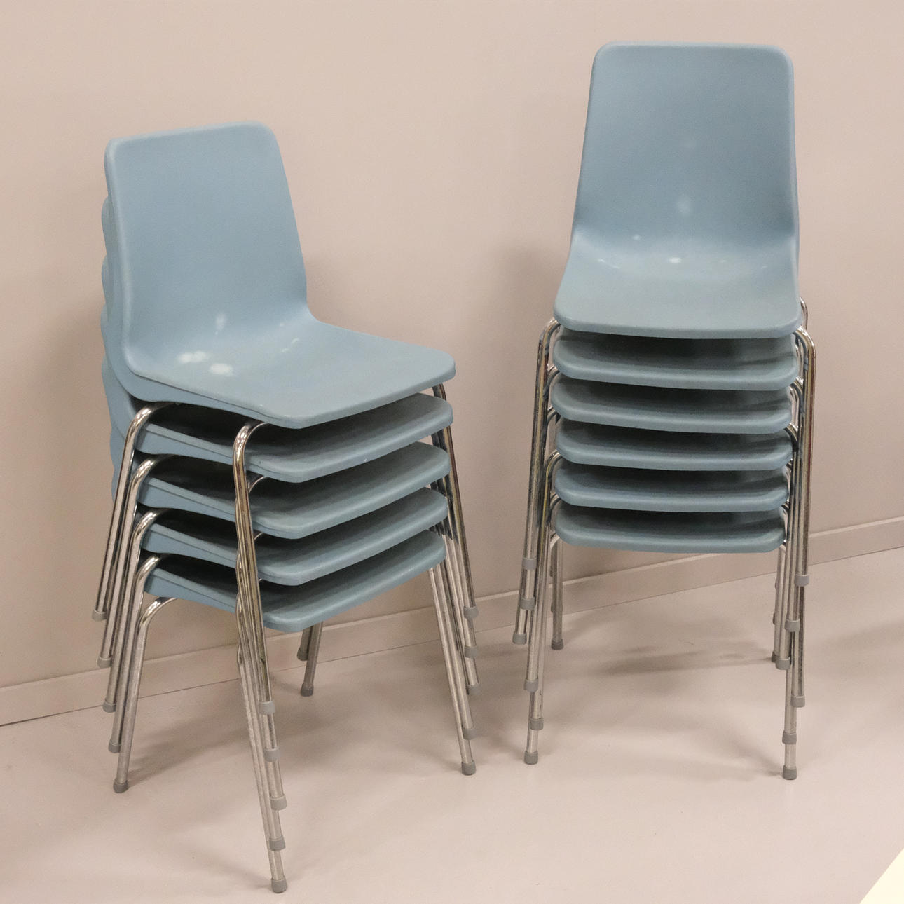 AWS DESIGN & STØBNING. ELLEVE STOLE, PLAST OG KROM.