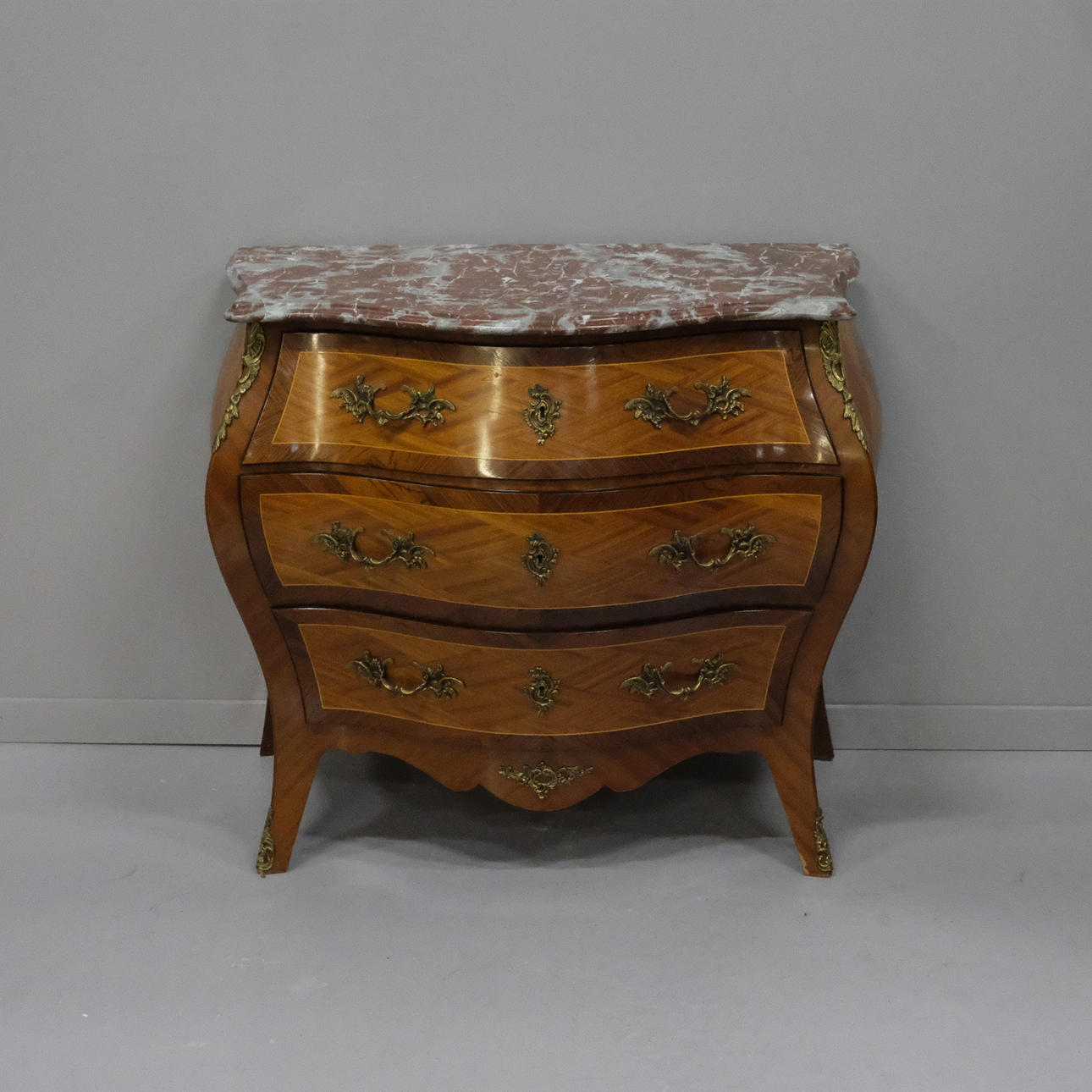 BYRÅ MED STENSKIVA, ROKOKOSTIL.