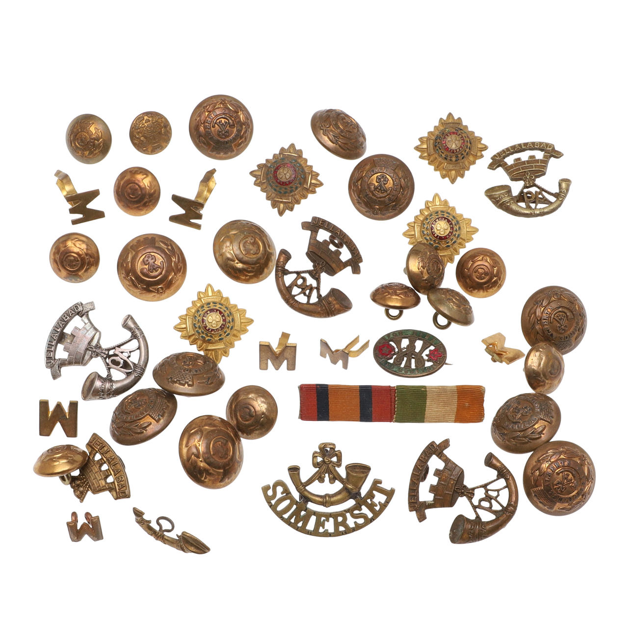 EN MÆNGDE MILITÆRE MESSINGKNAPPER OG BADGES.