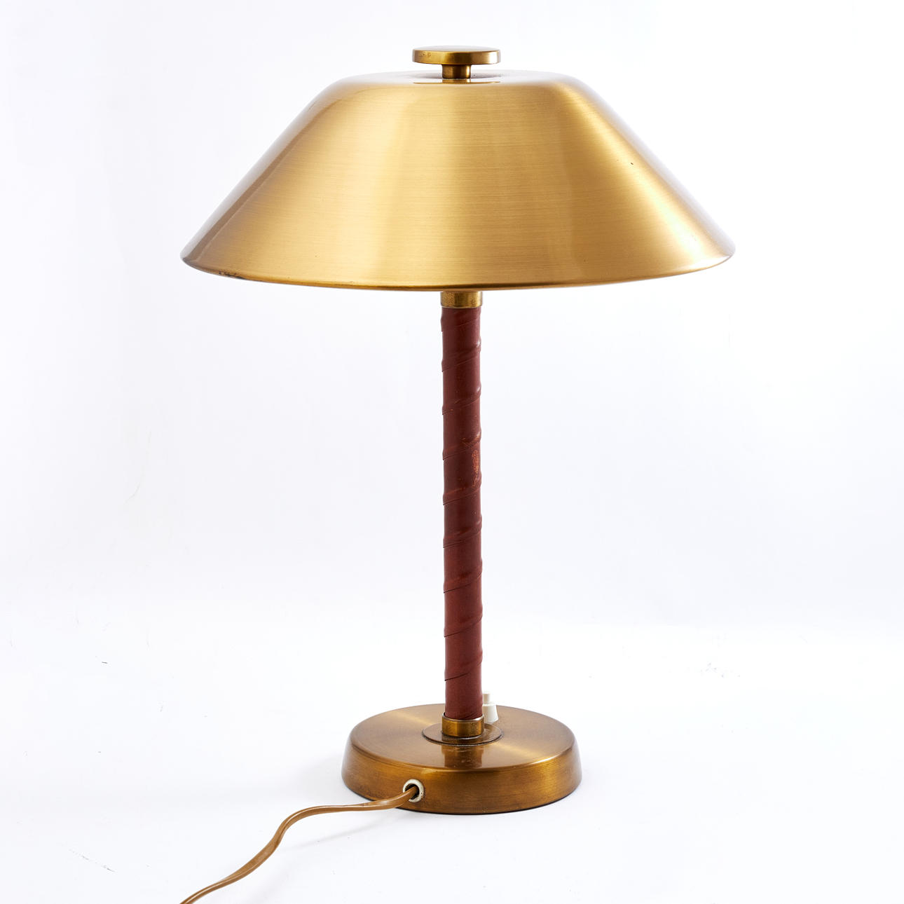 EINAR BÄCKSTRÖM. Table lamp, model 5014, mid 20th century, brass shade, interior lacquered.