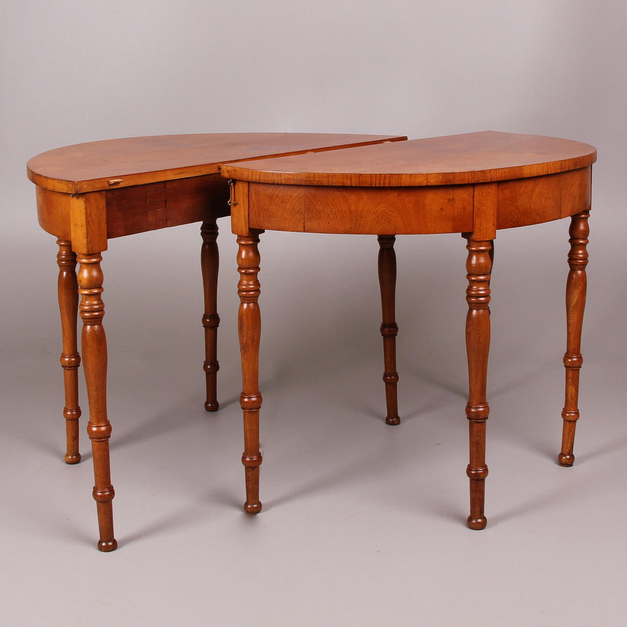 MÅNBORD, ett par, betsad furu, 1800-tal.