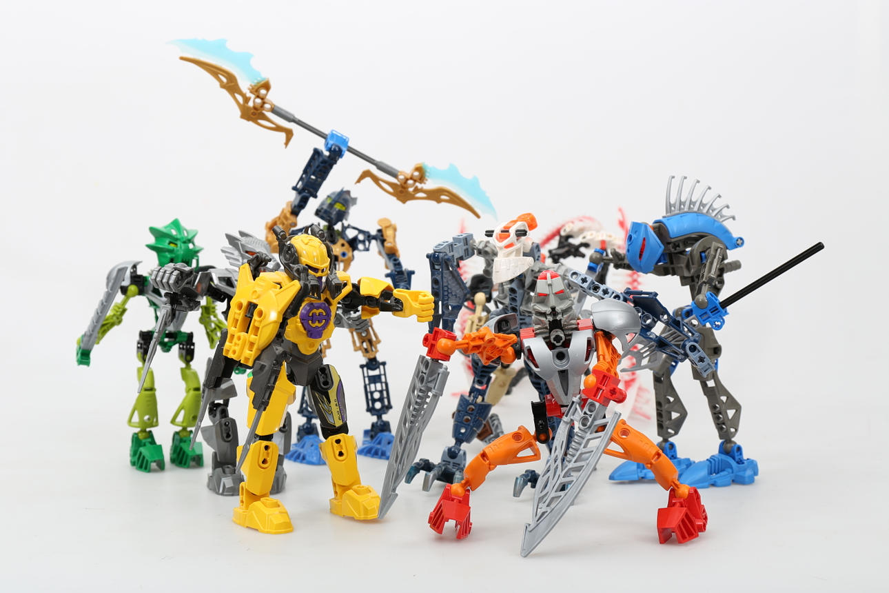 LEGO, monterat och omonterat, bland annat Bionicle.