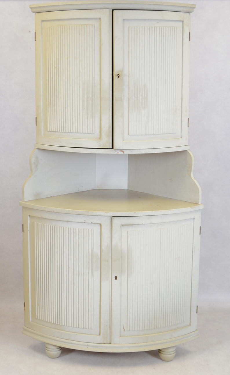 HÖRNSKÅP, gustavianskt stil, 1900-tal.