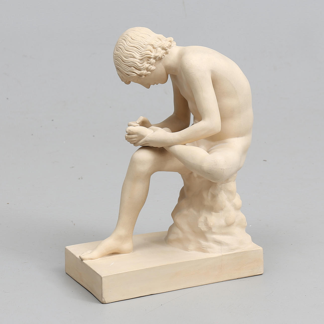 SKULPTUR Basalt, "Stickan", P. Ipsen, Köpenhamn, omkring år 1900. Märkt "P. Ipsen Eneret".