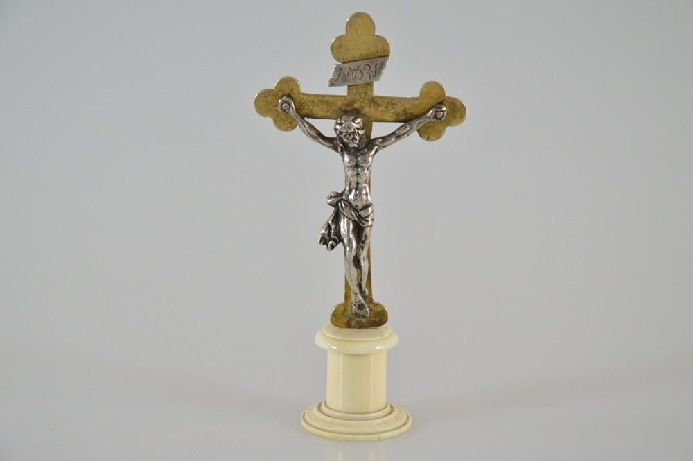 KRUCIFIX, silver med underrede av ben omkring 1800.