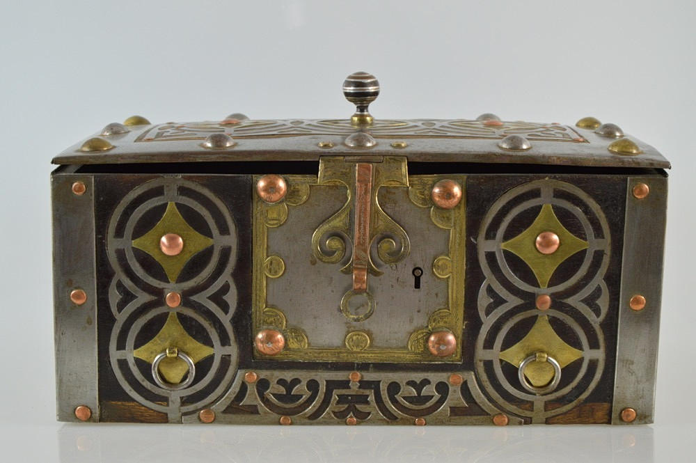 KASSETT Art Nouveau, trä, järn, mässing, koppar, omkring 1900.