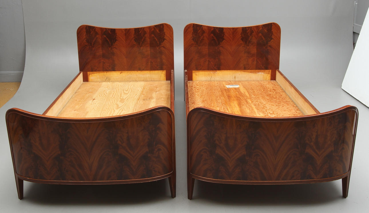 SÄNGAR 2 st, märkta Bodafors.