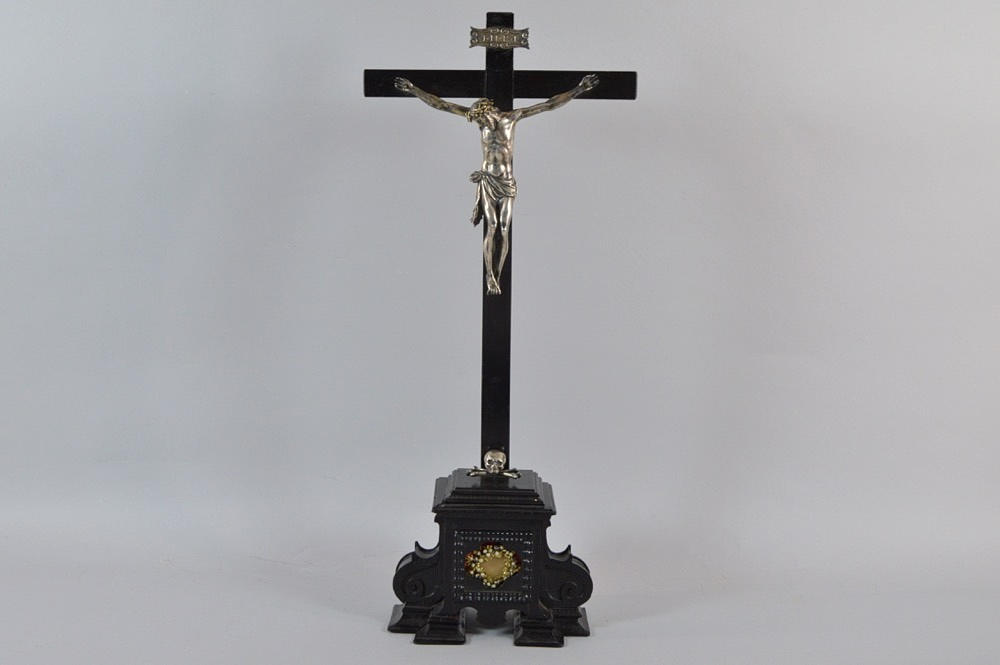 STÅENDE KORS, barock, massivt silver och svart trä, troligen Augsburg, omkring 1700.
