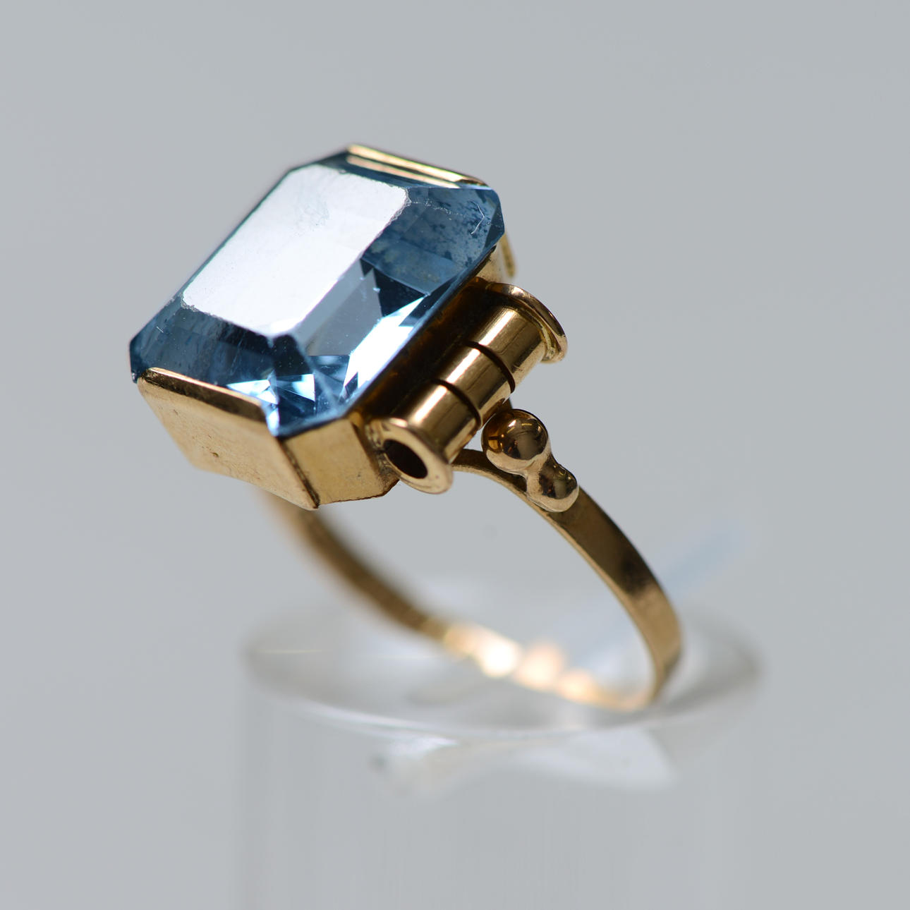 RING, 18K guld med ljusblå sten.