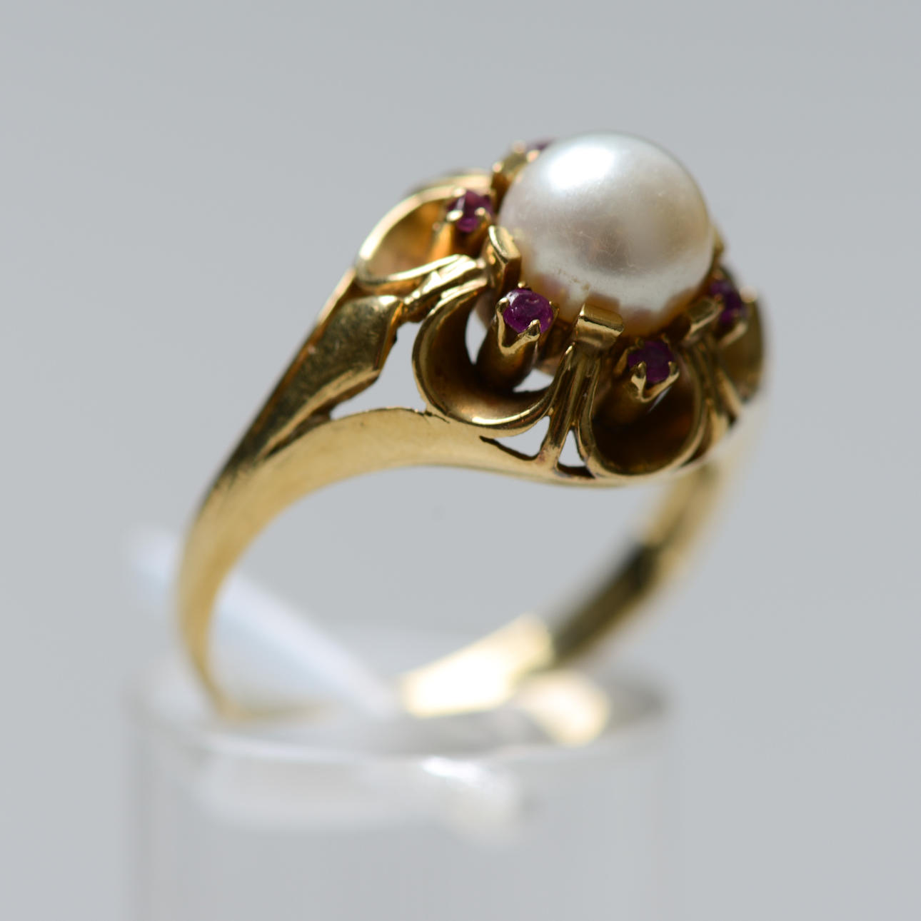 RING, 18K gold with inset pearl.