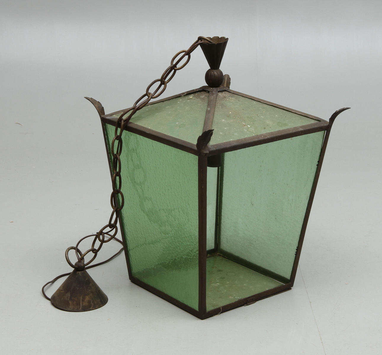 TAKLYKTA, metall och glas, 1900-talets första hälft.