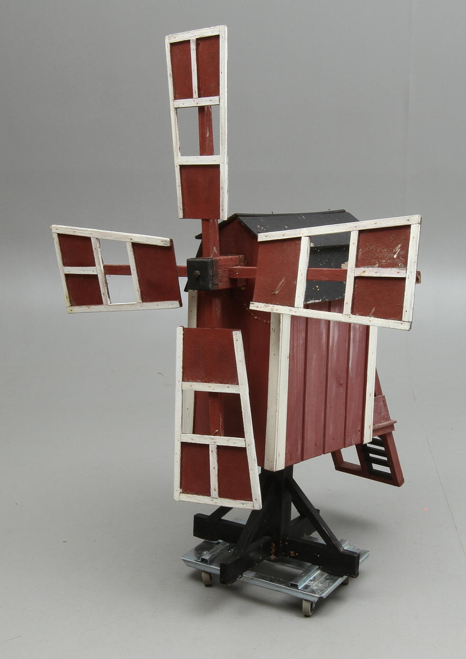 TRÄDGÅRDSDEKORATION I form av väderkvarn.