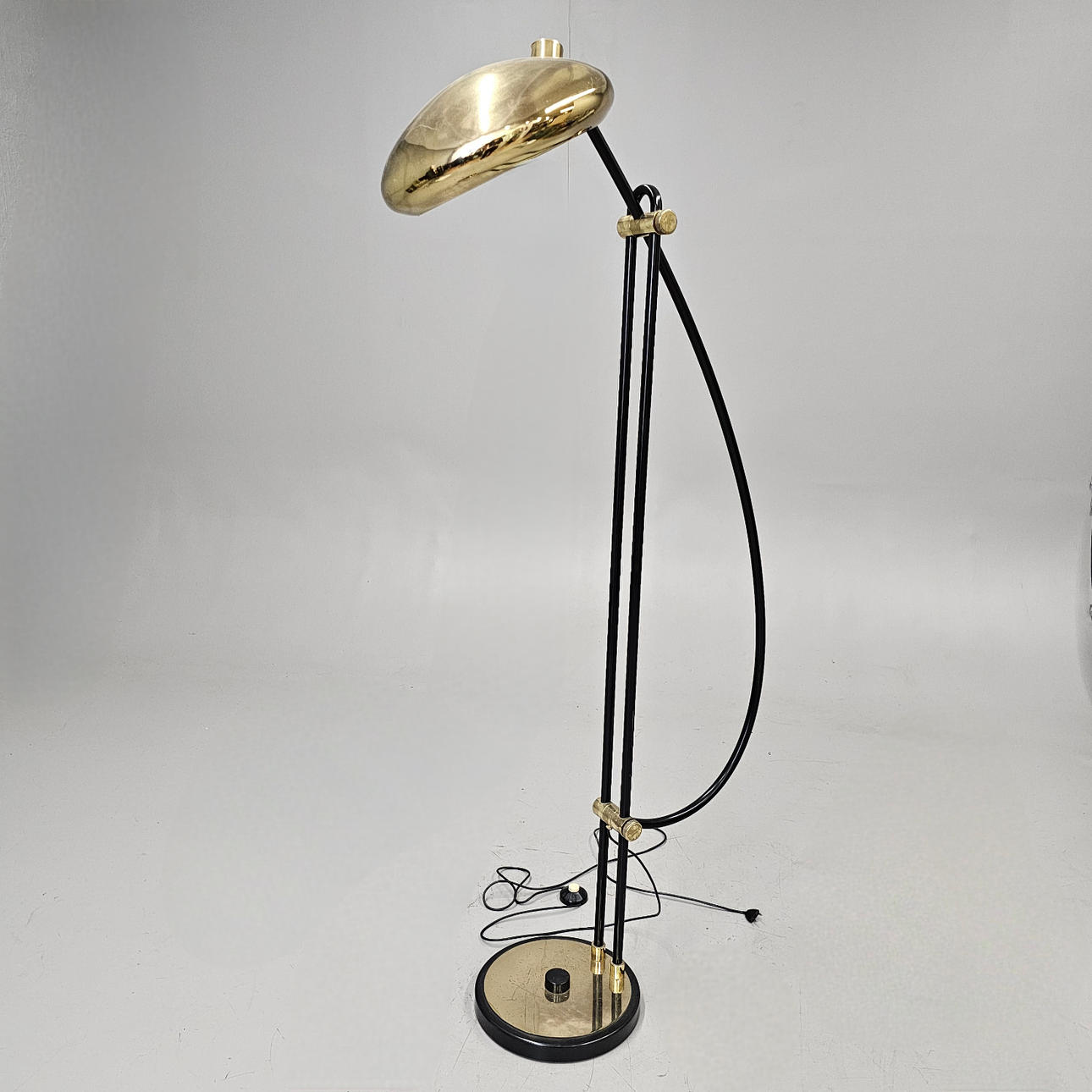 DESIGNER GULVLAMPE MED GULDSKÆRM.
