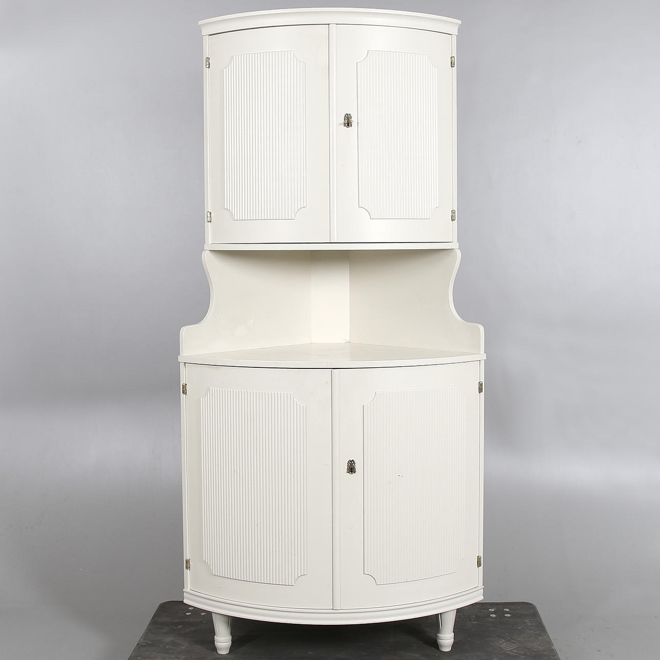 HÖRNSKÅP, Gustaviansk stil. 1900-talets andra hälft.