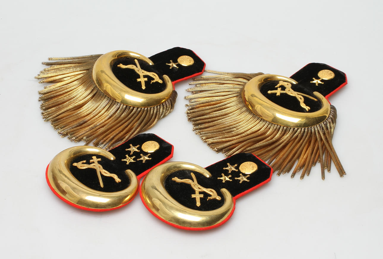 EPÅLETTER, 2 par, för fältläkarkåren, Militärekiperingsaktiebolaget.