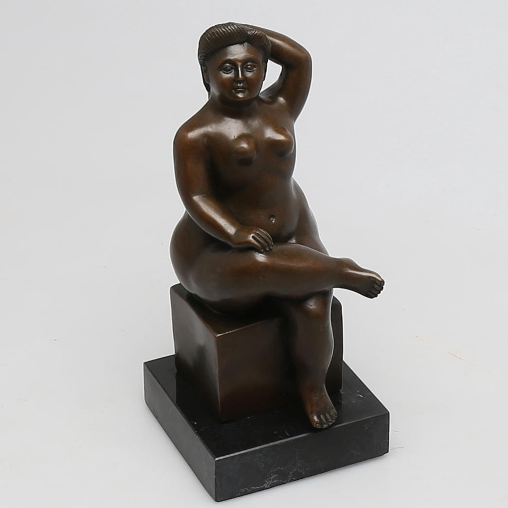 FERNANDO BOTERO. Efter, sittande kvinna, märkt Botero, 2000-tal.