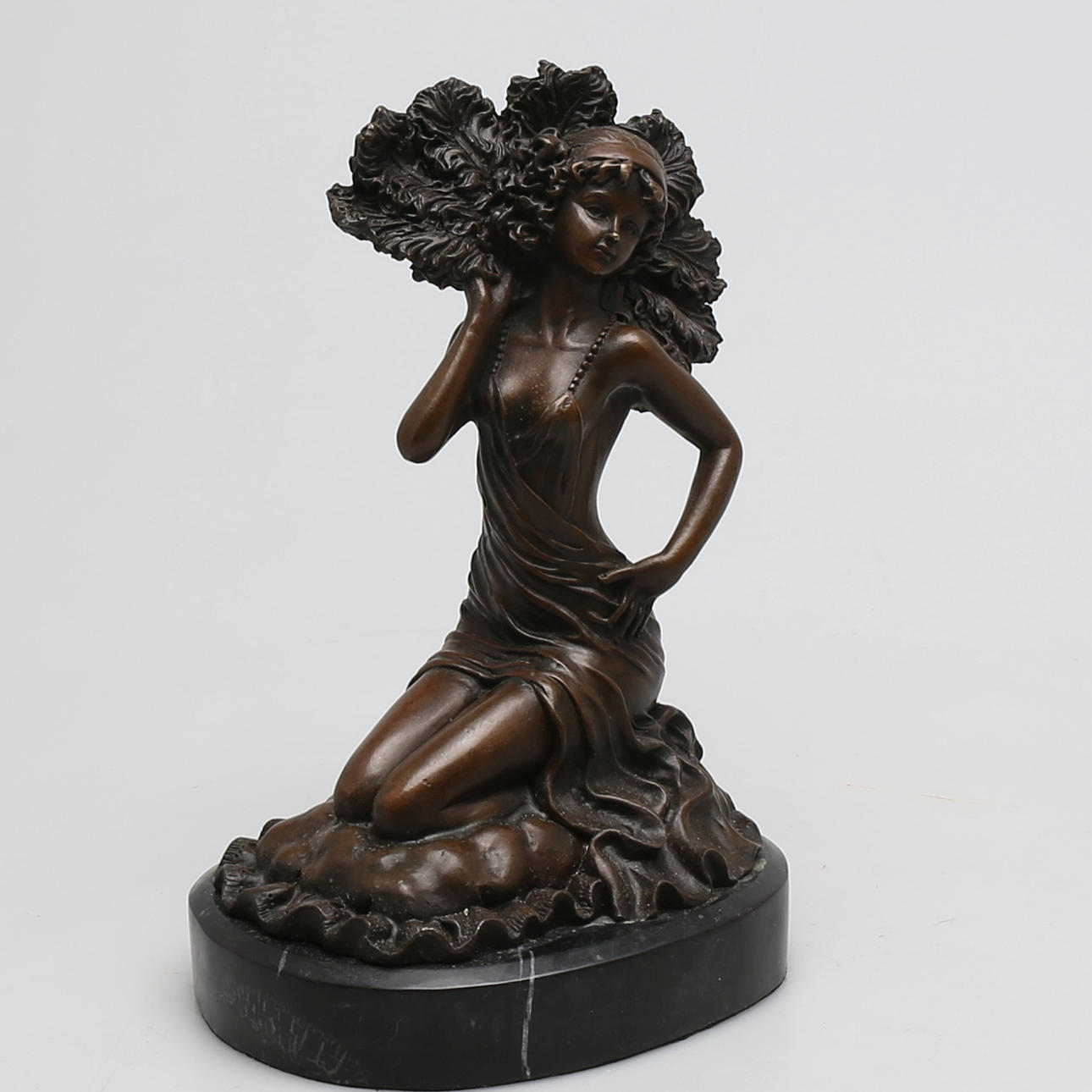 SKULPTUR, brons, sittande kvinna med fjäderplym, 2000-tal.