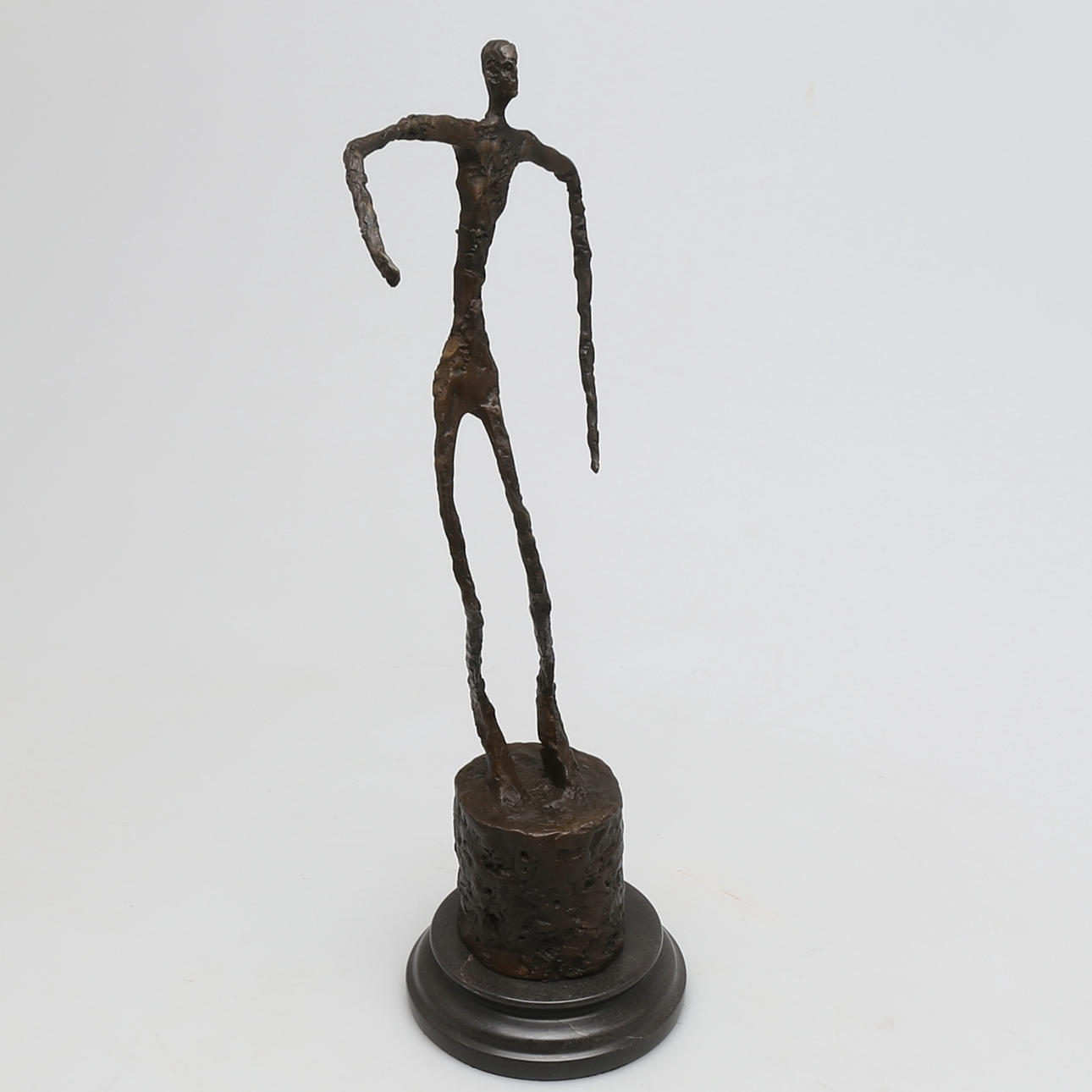 OIDENTIFIERAD KONSTNÄR. Skulptur, brons, stående man, efter Giacometti, 2000-tal.