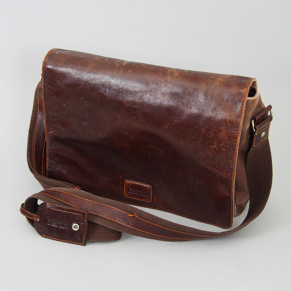 VÄSKA, brunt skinn, Baron.