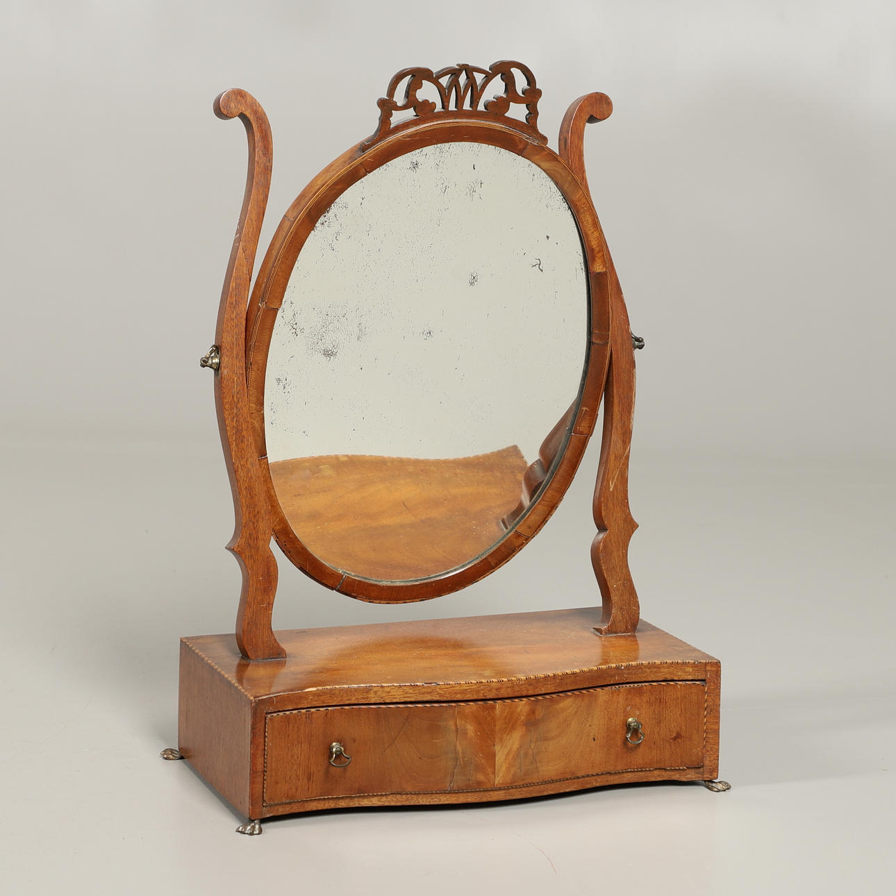 ET MAHOGNI INDRAMMET TOILETSPEJL.