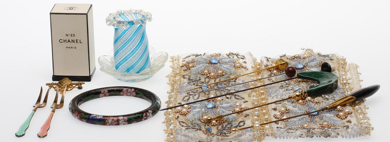 DIVERSE, bl.a. sterlingsilver/emalj, hattnålar, pärlarbete, PARFYMFLASKA, Chanel no 22.