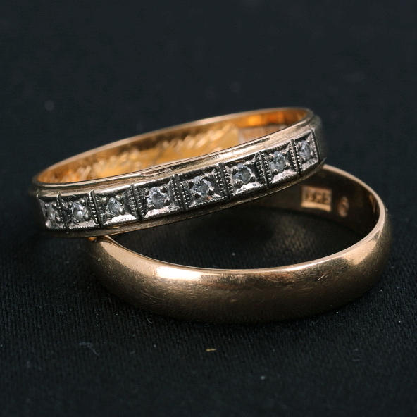 RINGAR 2 st, guld 18K, slät samt halvalliansring Alton F. Vikt 6,8 gram.